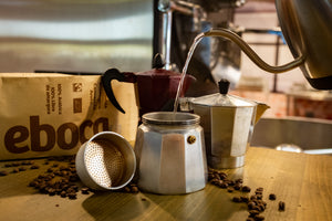 Preparando café con Eboca: cafetera Moka